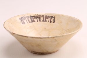 نام اثر: کاسه سفالی لعابدار گونه کتیبه نویسی یک طرفه قدمت: قرون اولیه اسلامی(قرن 4-3 ه.ق)