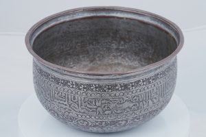 نام اثر: تاس مسی کتیبه دار قدمت: دوره زندیه